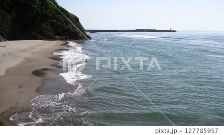 夏の青空と青い海と白い砂浜と緑の岬 127785957