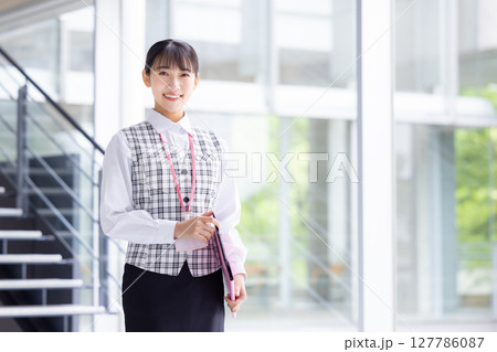 医療　事務員の制服を着ている女性のポートレート 127786087