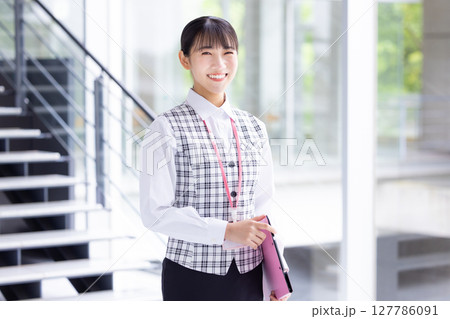 医療　事務員の制服を着ている女性のポートレート 127786091