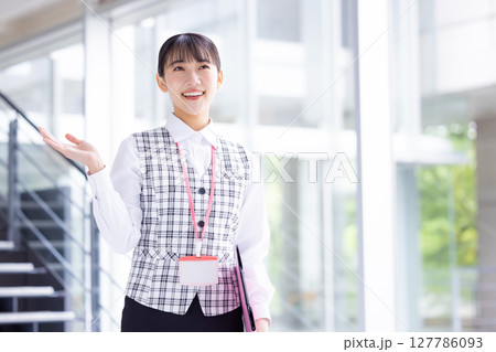 医療　事務員の制服を着ている女性のポートレート 127786093