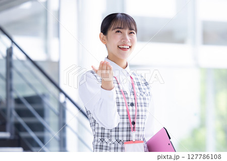 医療　事務員の制服を着ている女性のポートレート 127786108