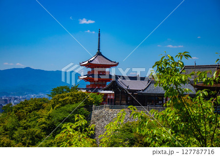 【京都風景】清水寺と京都市街の美しい遠景 127787716