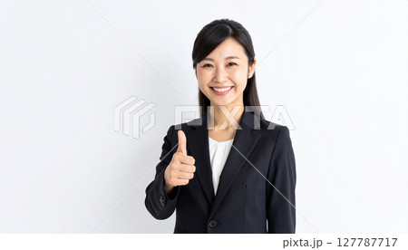 グッドポーズをとるビジネスウーマン（AI生成画像） 127787717