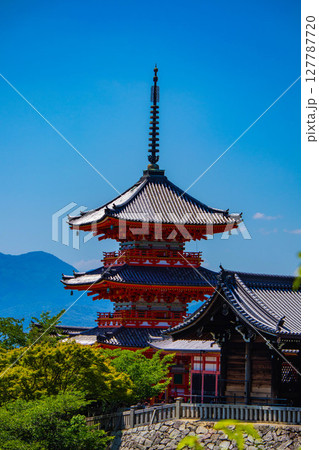 【京都風景】清水寺と京都市街の美しい遠景 【京都風景】清水寺と京都市街の美しい遠景 127787720