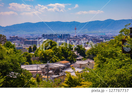 【京都風景】清水寺と京都市街の美しい遠景 【京都風景】清水寺と京都市街の美しい遠景 127787737
