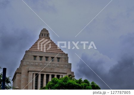 暗雲立ち込める国会議事堂 暗雲立ち込める国会議事堂 127787805
