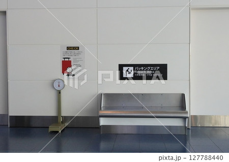 羽田空港第3ターミナルのパッキングエリア 荷物のリパッキング 羽田空港第3ターミナルのパッキングエリア 荷物のリパッキング 127788440
