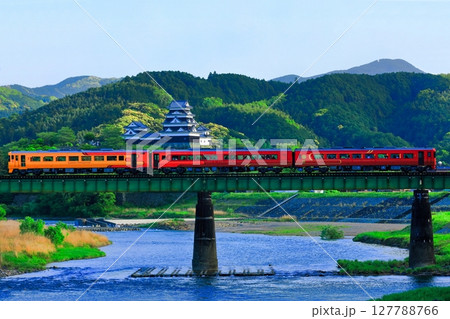 【愛媛県】大洲城と肱川橋梁を渡る観光列車(伊予灘ものがたり) 【愛媛県】大洲城と肱川橋梁を渡る観光列車(伊予灘ものがたり) 127788766