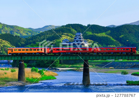 【愛媛県】大洲城と肱川橋梁を渡る観光列車（伊予灘ものがたり） 127788767