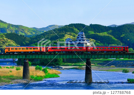 【愛媛県】大洲城と肱川橋梁を渡る観光列車(伊予灘ものがたり) 【愛媛県】大洲城と肱川橋梁を渡る観光列車(伊予灘ものがたり) 127788768