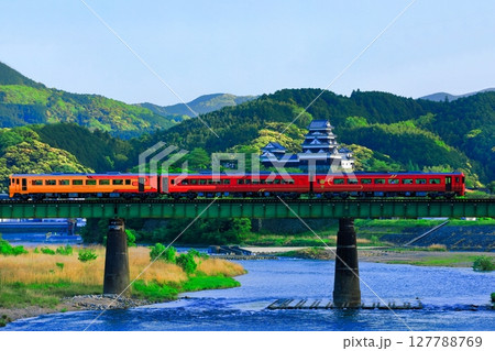 【愛媛県】大洲城と肱川橋梁を渡る観光列車（伊予灘ものがたり） 127788769