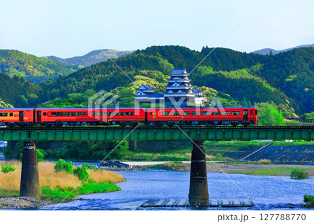 【愛媛県】大洲城と肱川橋梁を渡る観光列車（伊予灘ものがたり） 127788770