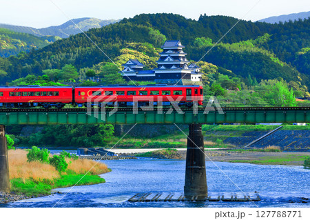 【愛媛県】大洲城と肱川橋梁を渡る観光列車(伊予灘ものがたり) 【愛媛県】大洲城と肱川橋梁を渡る観光列車(伊予灘ものがたり) 127788771