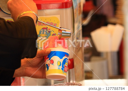 かき氷にシロップをかける　 127788784