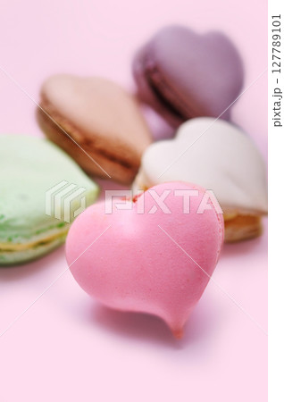 ハートの形のカラフルなマカロン 127789101