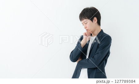 オフィスカジュアル　悩む 127789384