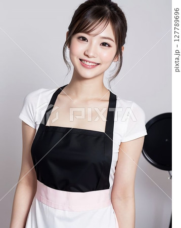 フライパンを持つ女性 フライパンを持つ女性 127789696