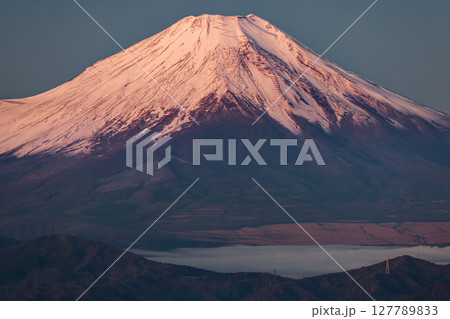 丹沢・檜洞丸から見る夜明けの富士山 127789833