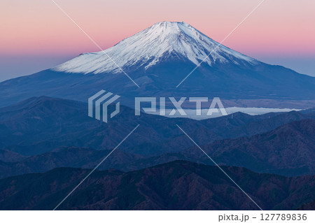 丹沢・檜洞丸から見る夜明けの富士山 丹沢・檜洞丸から見る夜明けの富士山 127789836