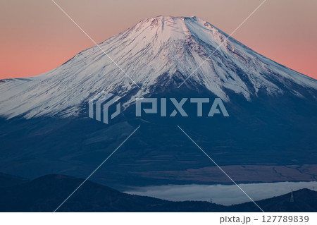 丹沢・檜洞丸から見る夜明けの富士山 丹沢・檜洞丸から見る夜明けの富士山 127789839