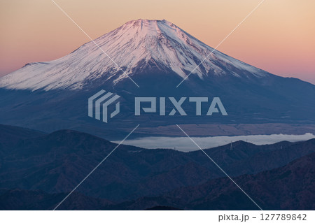 丹沢・檜洞丸から見る朝日差す富士山 127789842