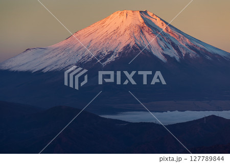 丹沢・檜洞丸から見る朝焼けの富士山 127789844