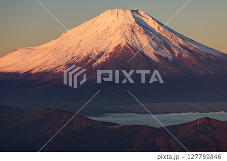 丹沢・檜洞丸から見る朝焼けの富士山 127789846