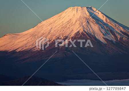 丹沢・檜洞丸から見る朝焼けの富士山 丹沢・檜洞丸から見る朝焼けの富士山 127789847