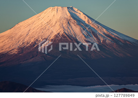 丹沢・檜洞丸から見る朝焼けの富士山 127789849