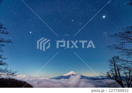 丹沢・檜洞丸から見る冬の星座と雲上の富士山 127789852