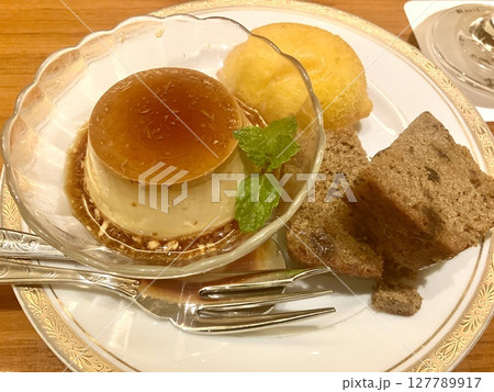 プリンとシフォンケーキとレモンケーキのデザートプレート プリンとシフォンケーキとレモンケーキのデザートプレート 127789917