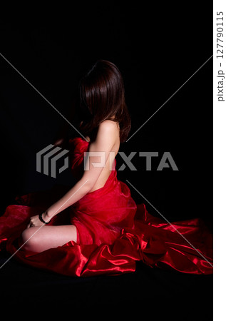 赤い布を纏ったセクシーな若い日本人女性 赤い布を纏ったセクシーな若い日本人女性 127790115