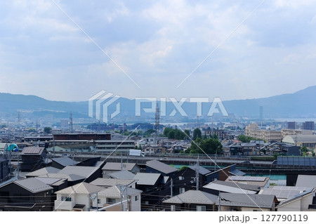 滋賀県と京都府をへだてる山並みと琵琶湖と滋賀県大津市の住宅 127790119
