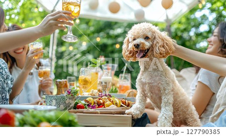 バーベキューを楽しむ家族と犬の夏時間 バーベキューを楽しむ家族と犬の夏時間 127790385