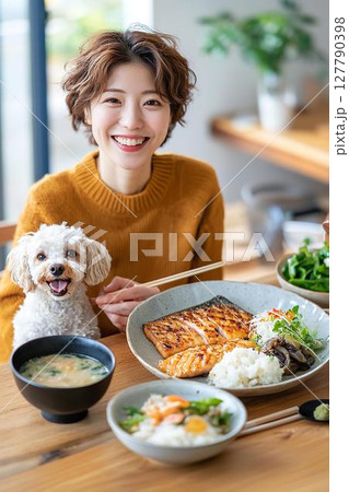 和食の食卓に並ぶトイプードルの笑顔 127790398