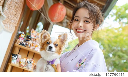 和装姿の女性と犬の笑顔あふれる参拝風景 和装姿の女性と犬の笑顔あふれる参拝風景 127790413