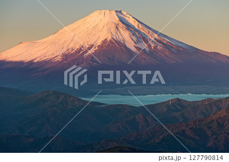 丹沢・檜洞丸から見る朝焼けの富士山 127790814