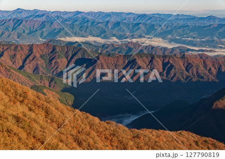 晩秋の丹沢・檜洞丸から見る朝の道志・奥多摩の山並み 127790819