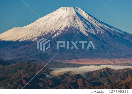 丹沢・檜洞丸から見る富士山と山中湖の朝霧 127790821