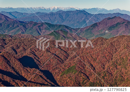 丹沢・檜洞丸から見る紅葉の山並みと三ツ峠と南アルプス 丹沢・檜洞丸から見る紅葉の山並みと三ツ峠と南アルプス 127790825