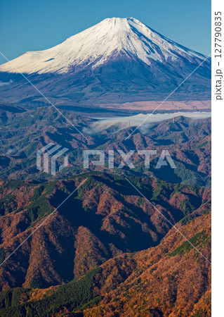 丹沢・檜洞丸から見る富士山と山中湖からの滝雲 127790835