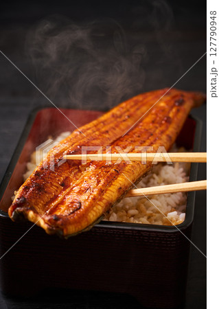 鰻の蒲焼を丸ごと一本乗せた鰻重 鰻の蒲焼を丸ごと一本乗せた鰻重 127790948