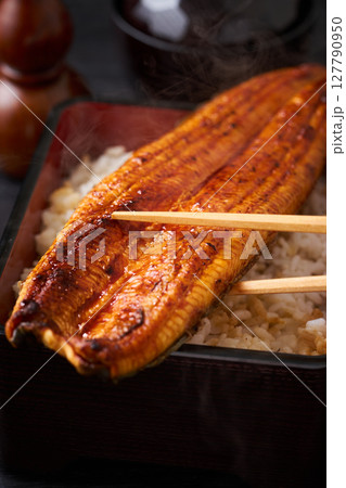 鰻の蒲焼を丸ごと一本乗せた鰻重 鰻の蒲焼を丸ごと一本乗せた鰻重 127790950