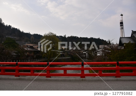 日本の岐阜県 春の高山祭期間中 観光名所の中橋と周辺の街並み 市内を流れる宮川とつぼみ状態の桜 日本の岐阜県 春の高山祭期間中 観光名所の中橋と周辺の街並み 市内を流れる宮川とつぼみ状態の桜 127791082