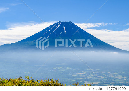 夏空と富士山の絶景・山梨県竜ヶ岳展望 夏空と富士山の絶景・山梨県竜ヶ岳展望 127791090