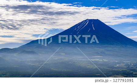 夏空と富士山の絶景・山梨県竜ヶ岳展望 127791091