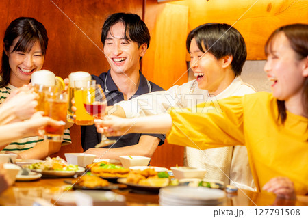 居酒屋で飲み会 居酒屋で飲み会 127791508
