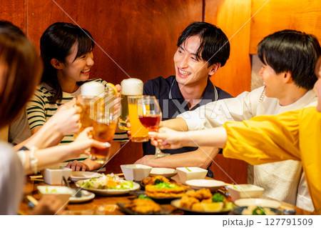 居酒屋で飲み会 127791509
