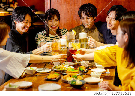 居酒屋で飲み会 127791513