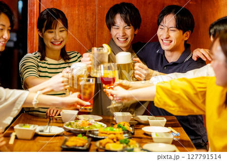 居酒屋で飲み会 127791514